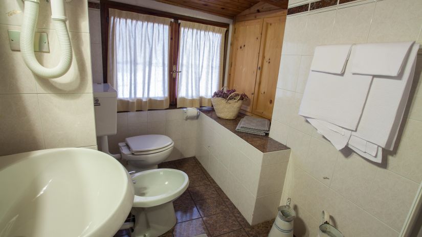 Salle de bain dans la chambre mansardée