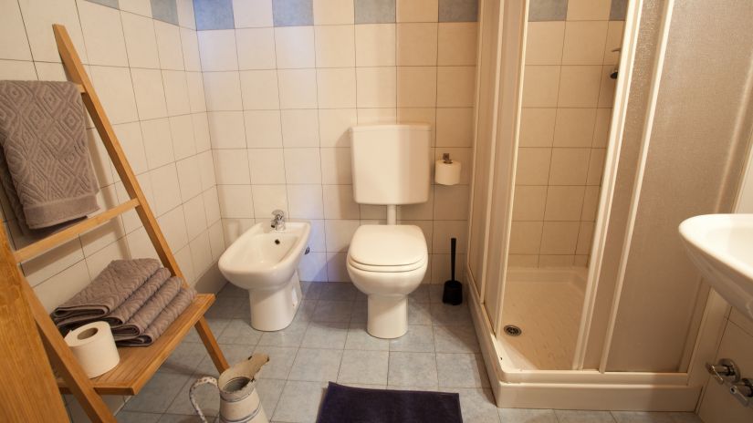 Bagno con doccia camera basic