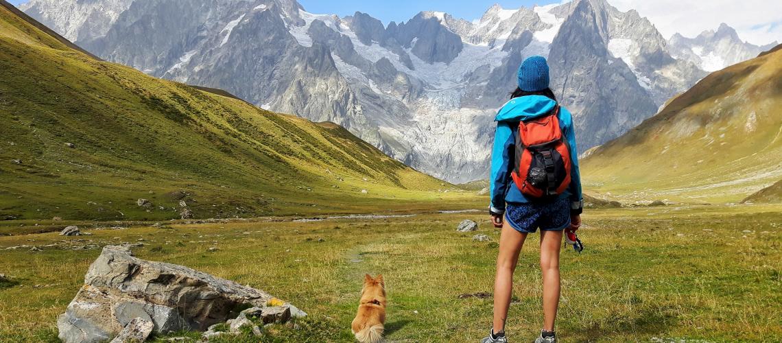 Excursionniste avec le chien en val Ferret ph. Alessandro Bianchet