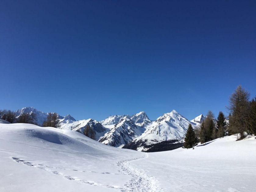 Inverno a courmayeur passi nella neve
